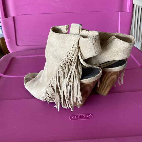 Fringed Heels - Picture 1 of 4
